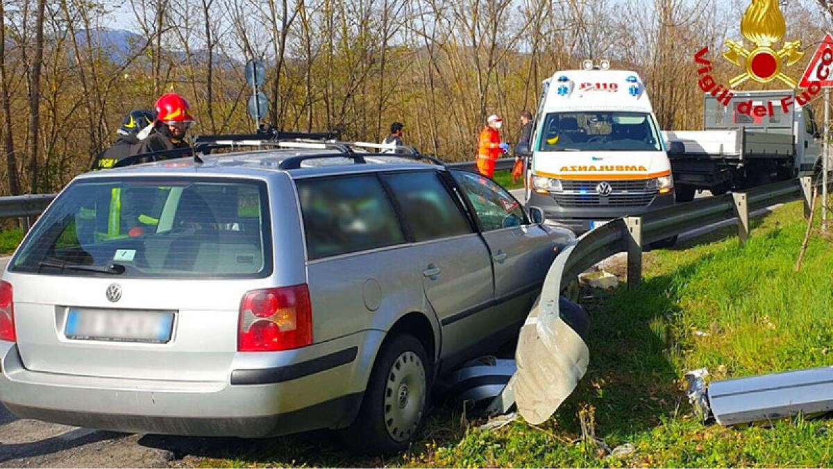 Incidente sulla Statale, donna intrappolata tra le lamiere - 