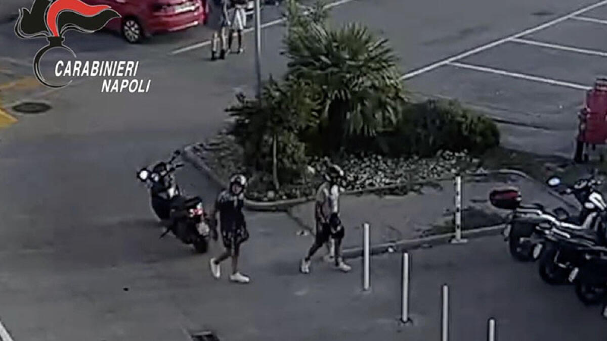 Sei furti di scooter nel centro commerciale, presi grazie ai video - 