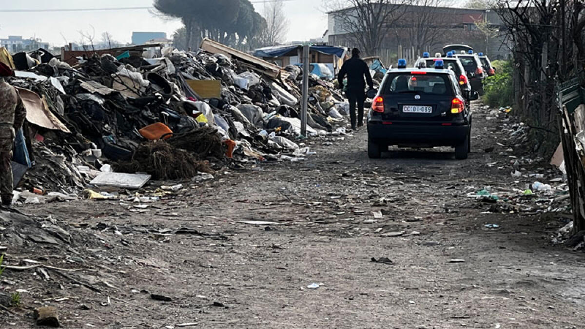 Maxi-blitz nel campo Rom: 53 auto sequestrate tra i cumuli di rifiuti, agnelli, galline e un ariete - 