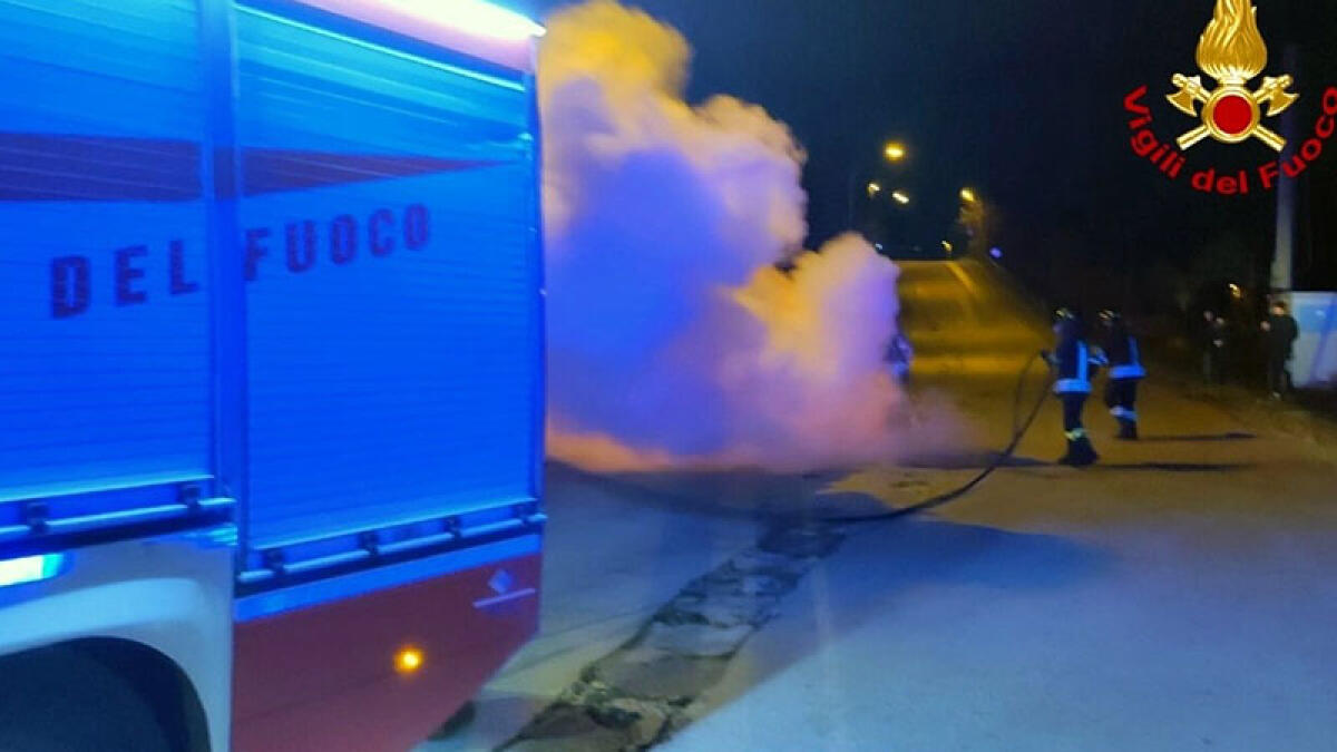 Autocarro in fiamme sul Raccordo dell'A30, a bordo due conducenti - 