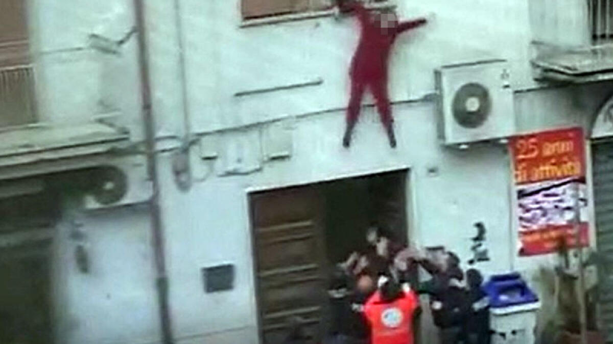 Si lancia dalla finestra: presa al volo ma è in codice rosso - 