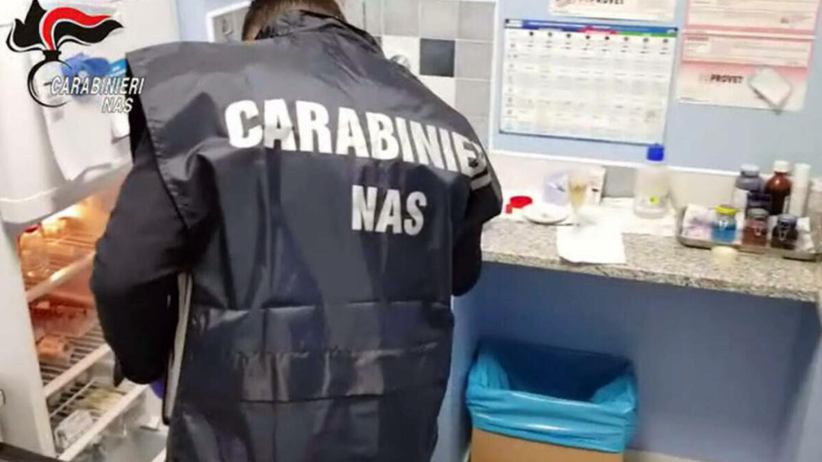 Servizi igienici completamente assenti, chiuso bar pasticceria - 