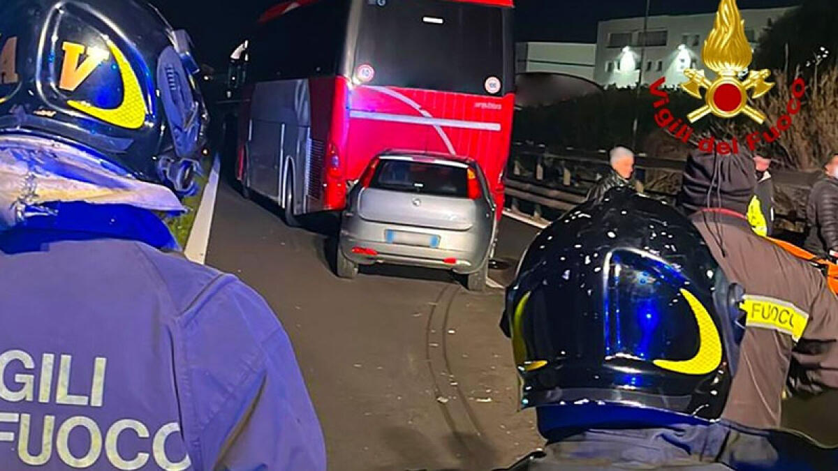 Tre auto contro un bus: inferno di lamiere sulla Statale - 