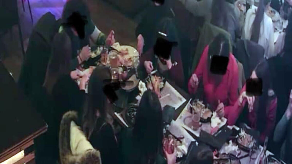 Dieci ragazze scappano dopo la cena della Festa delle Donne, ma una si pente e torna a pagare - 