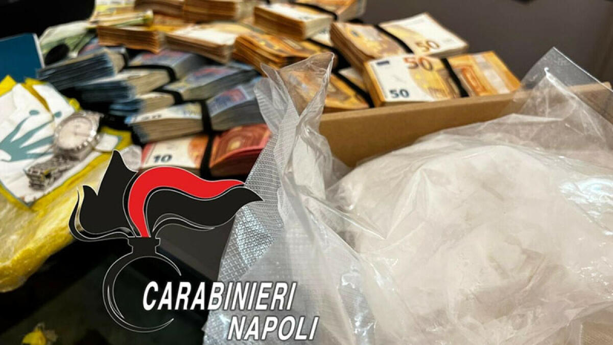 Si lancia dal balcone con la droga addosso: finisce in ospedale - 