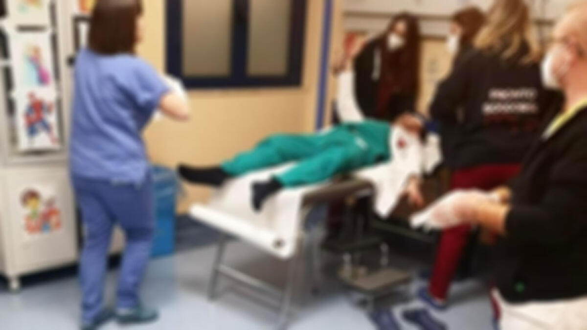 Pediatra picchiato al pronto soccorso, la foto insanguinata fa il giro del web - 