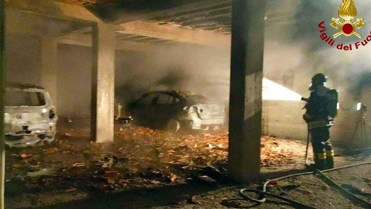 Fiamme nella notte: distrutte tre auto - 