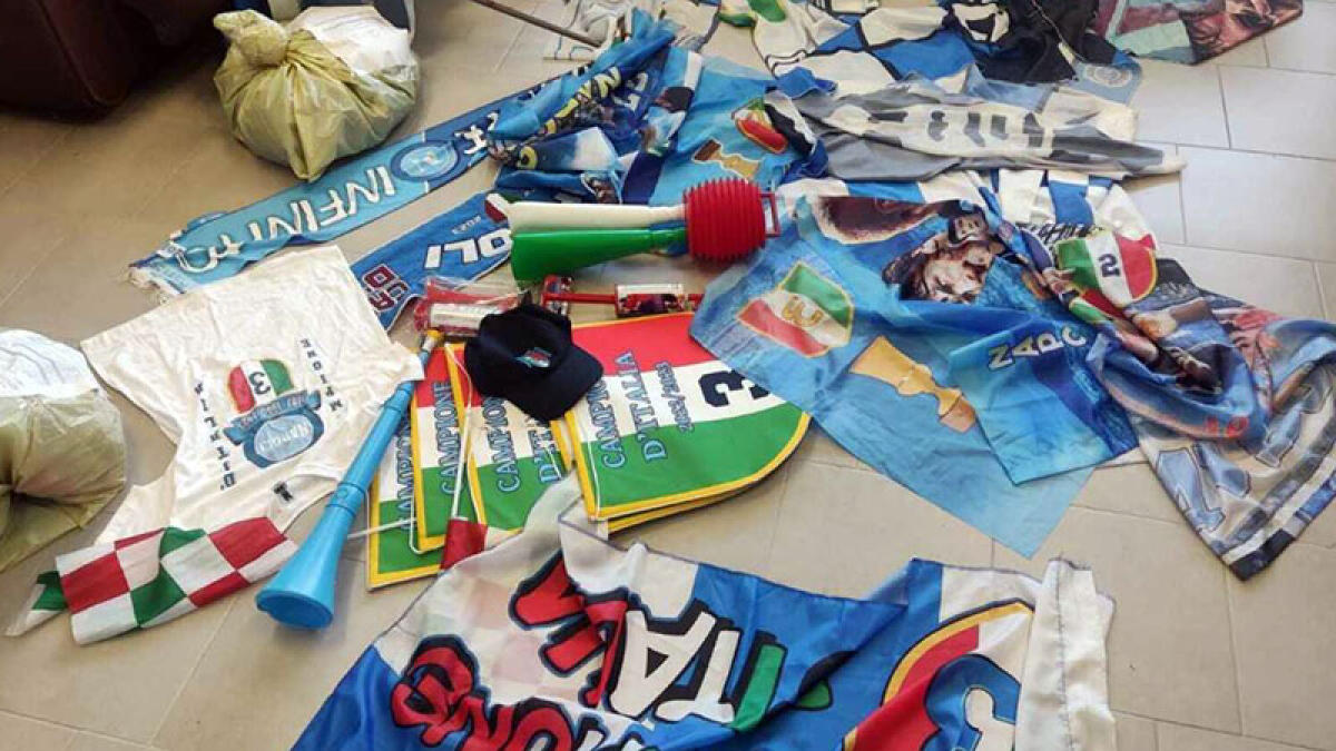Altro maxi-sequestro di bandiere e gadget del Napoli - 