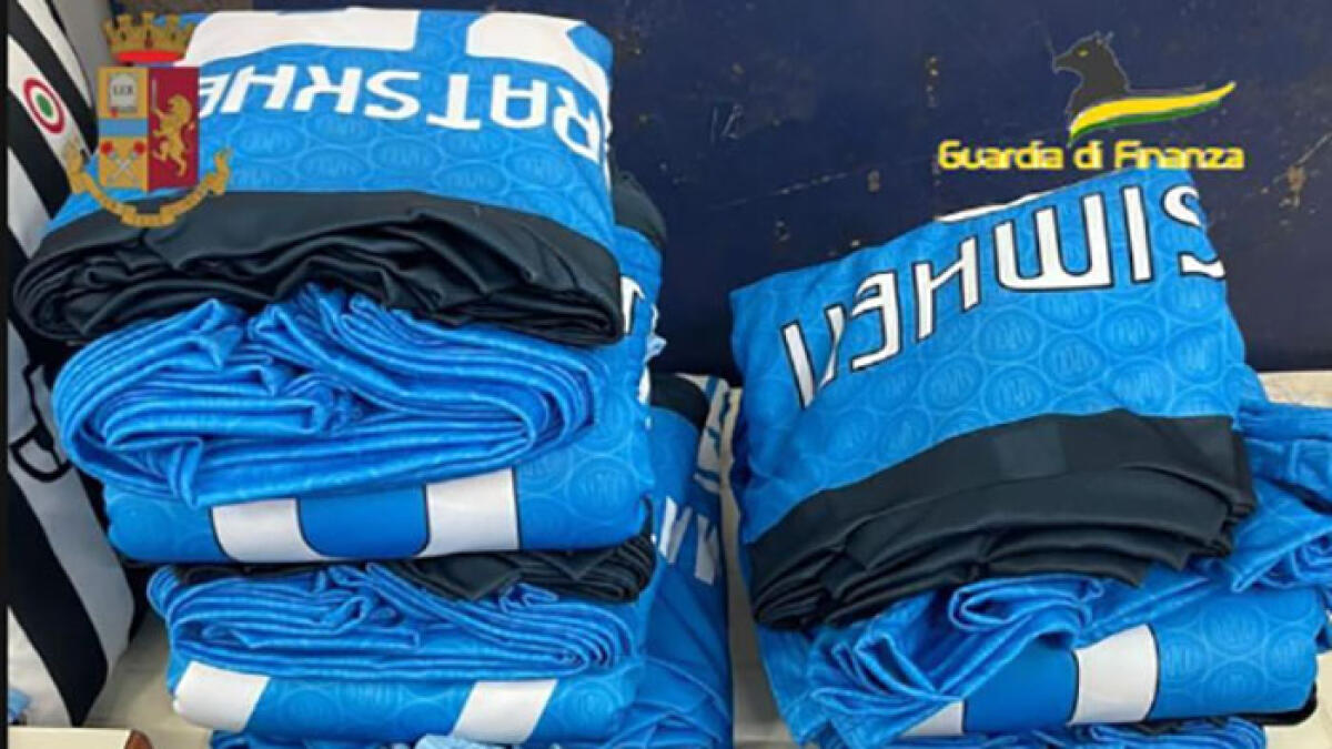 Maglie false del Napoli: maxi-blitz nei Paesi Vesuviani - 