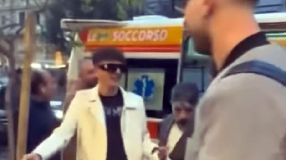 Arriva ambulanza a sirene spiegate: ma è uno show per inaugurare negozio - 