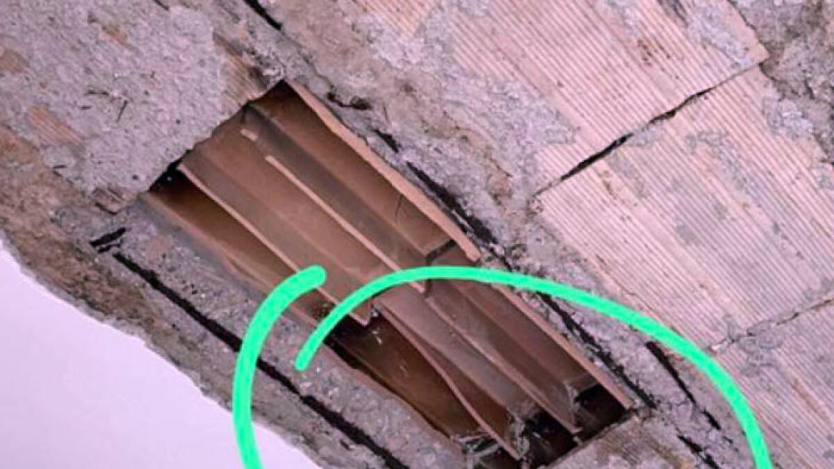 Crolla il soffitto di un alloggio popolare: terrore a Napoli - 