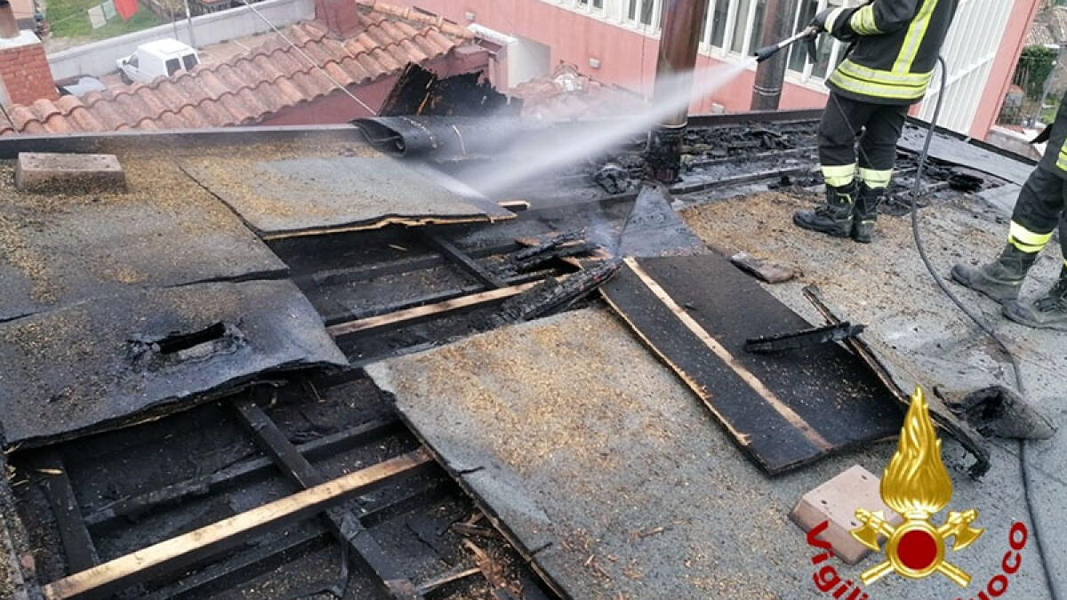 Appartamento in fiamme nei Paesi Vesuviani: mamma e figlio in casa - 