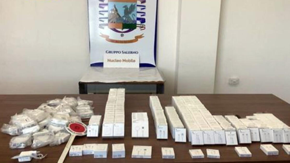 Attenti agli accessori Apple falsi: sequestrato carico in Campania - 