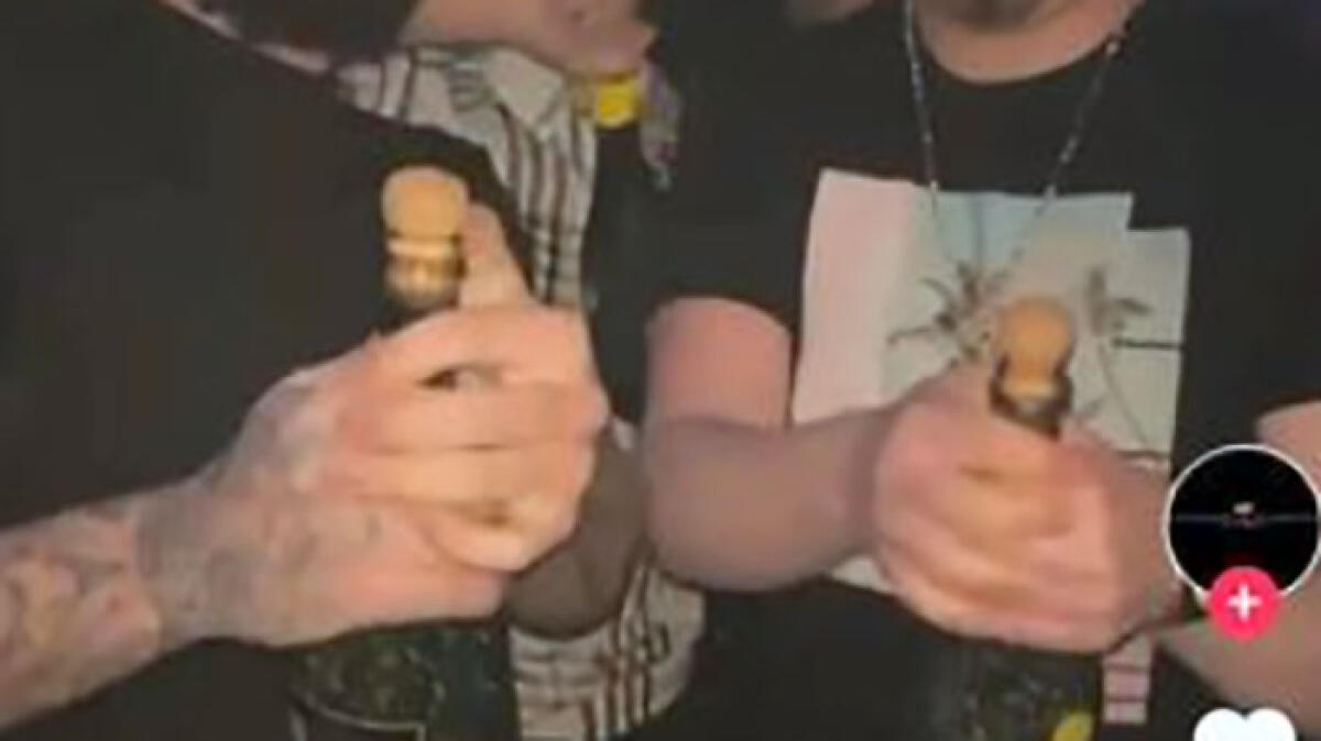 Il presunto killer di Mergellina celebrato sui social: champagne in suo "onore" - 