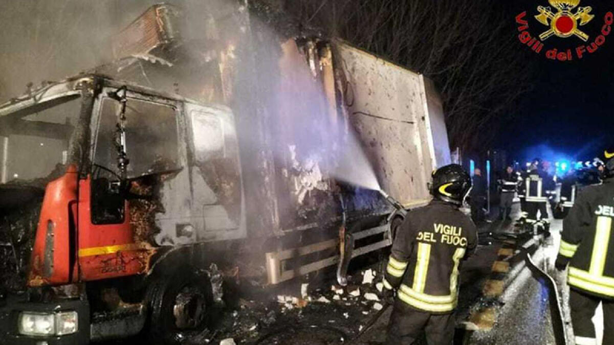 Il camion va a fuoco: terrore sul Raccordo - 