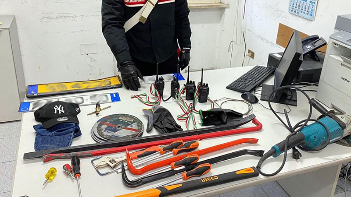 In auto con il kit dello scasso, va in fuga e si rompe una gamba nell'incidente - 