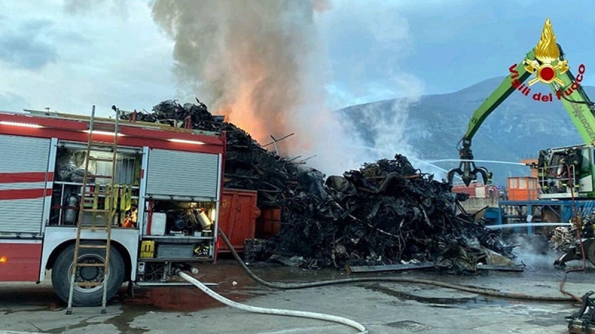 Maxi-incendio in un'azienda a Sarno - 