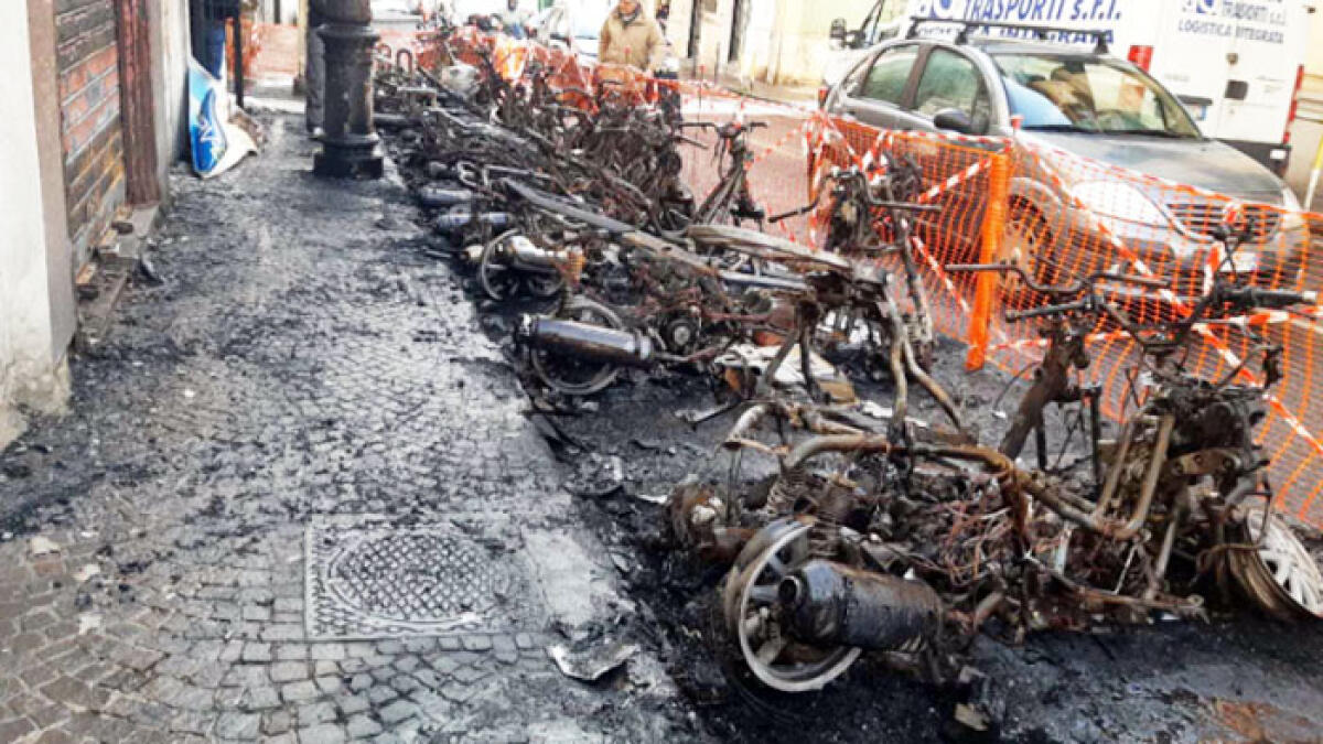 Rogo di scooter, una decina distrutti - 