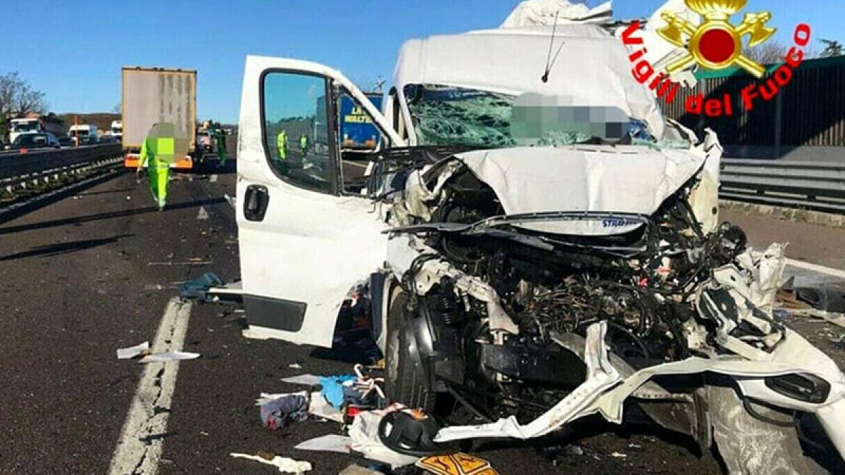 Spostano auto dopo incidente sulla Statale 7Bis: in quattro travolti da un furgone - 
