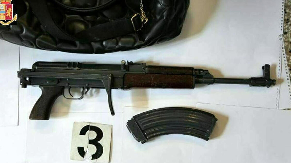 Auto-ariete e colpi di mitra in strada: giallo all'alba nel Napoletano - 