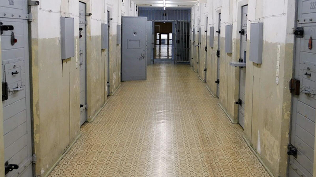 Dieci microtelefoni nascosti nelle pareti del carcere - 