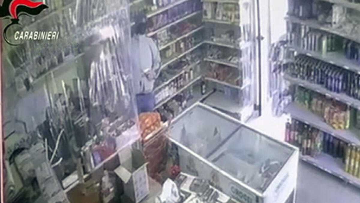 Tabaccheria e pasticceria rapinate in 15 minuti: è caccia all'uomo - 