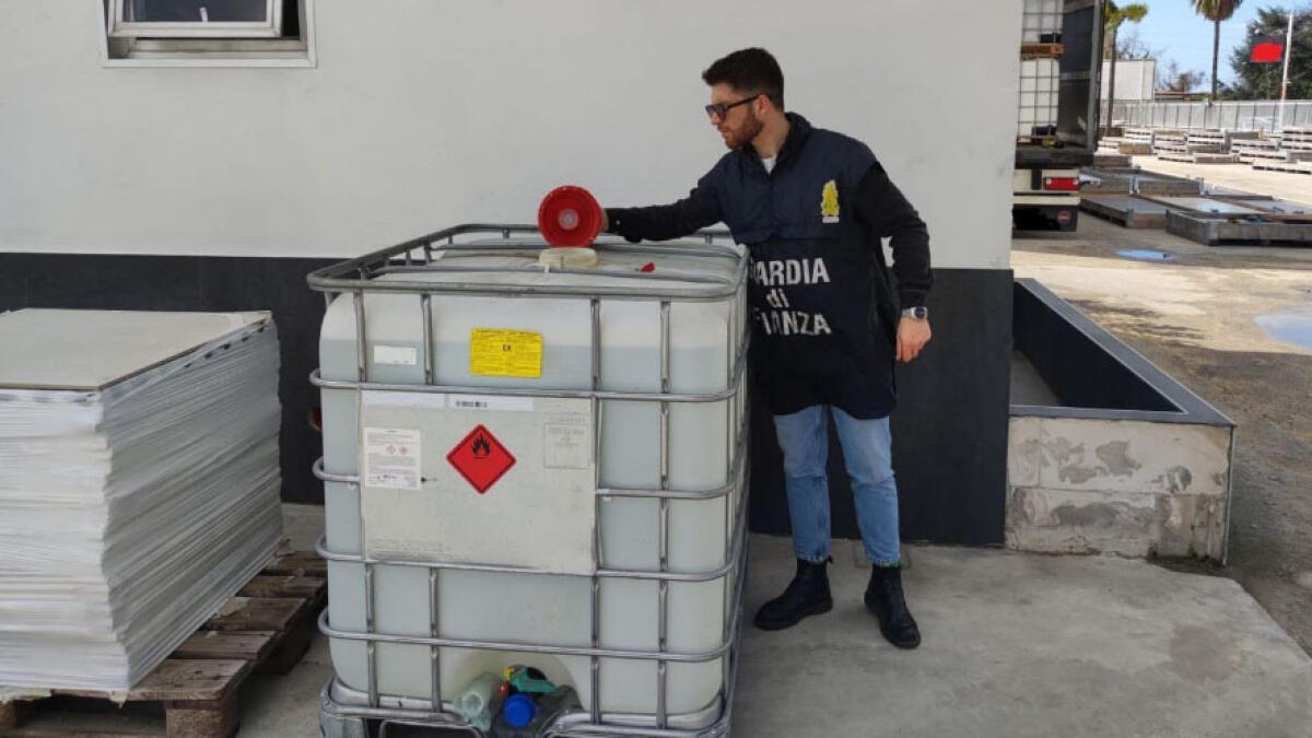 Blitz nel Napoletano, sequestrati 22mila litri di alcol di contrabbando - 