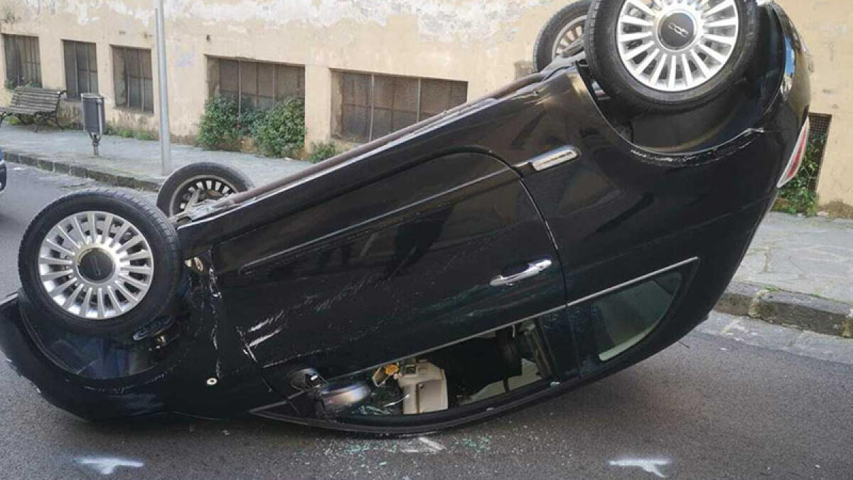 Auto si ribalta, due ragazze intrappolate e ferite - 