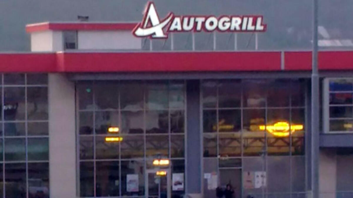 Rapina in autogrill a Torre Annunziata davanti a decine di clienti - 