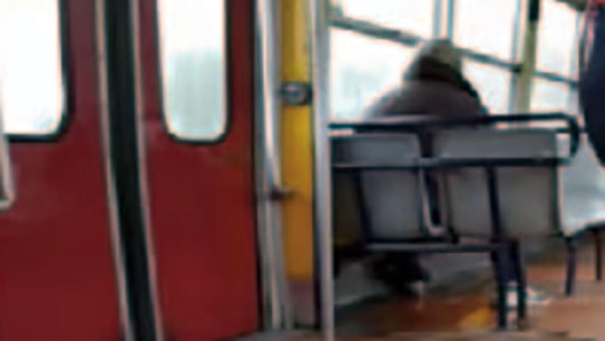 Circumvesuviana, scoppia la polemica per il video dell'uomo che urina nel vagone - 