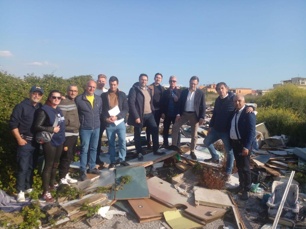 La protesta contro i rifiuti: tutti salgono sui cumuli - 