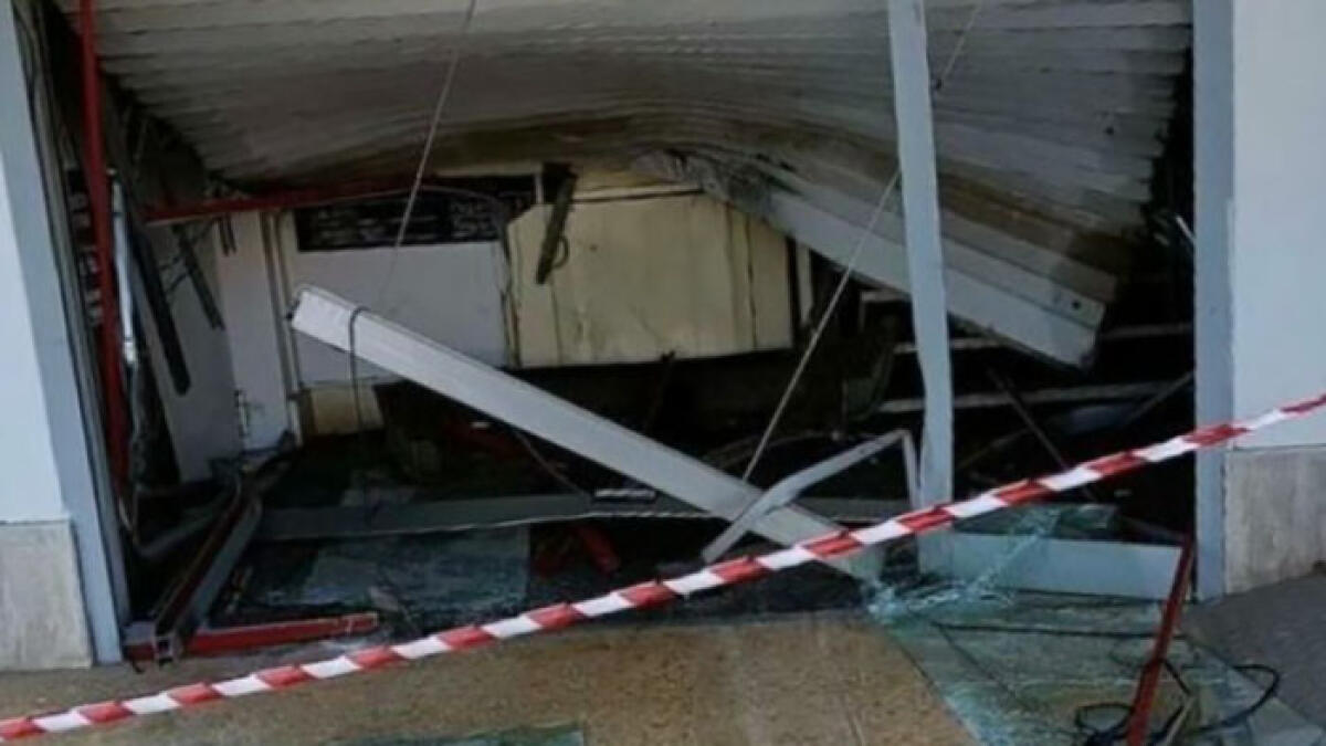 Auto come ariete, svaligiati due negozi - 