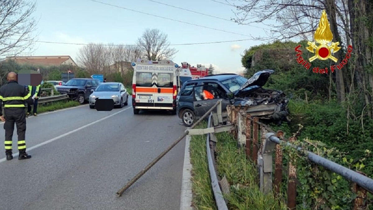 Schianto sulla Statale, tre feriti - 