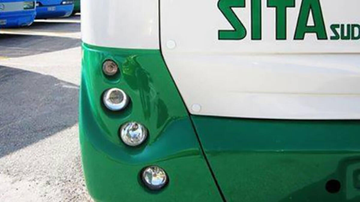 Chiede solo di vedere i biglietti, controllore donna aggredita da passeggeri - 