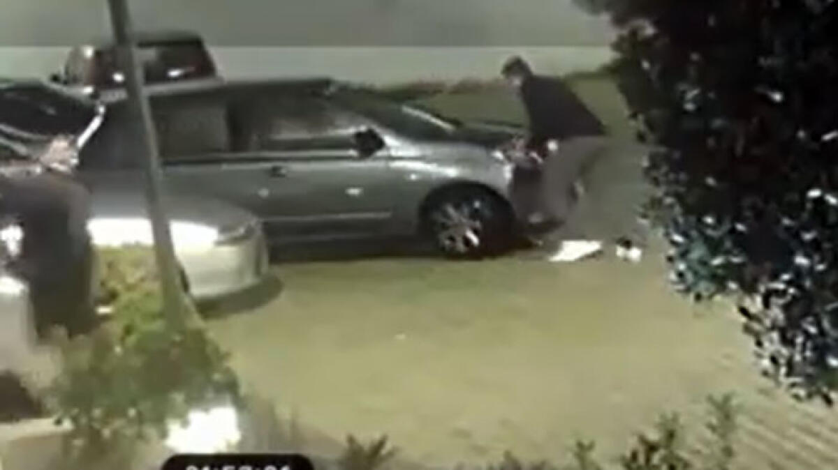 Sant'Anastasia, prova a rifilare 100 euro false e commerciante e poi tenta di investirlo - 