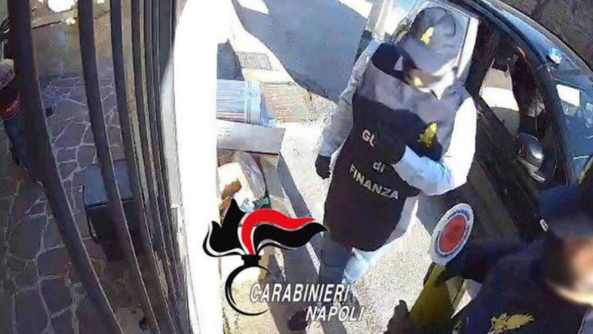 Rapina a casa di imprenditori e fuga sulla Statale 7bis: due arresti - I NOMI - 
