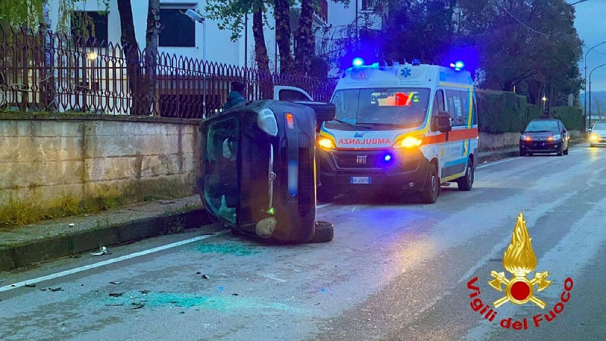 Auto si ribalta, il giovane conducente in ospedale d'urgenza - 