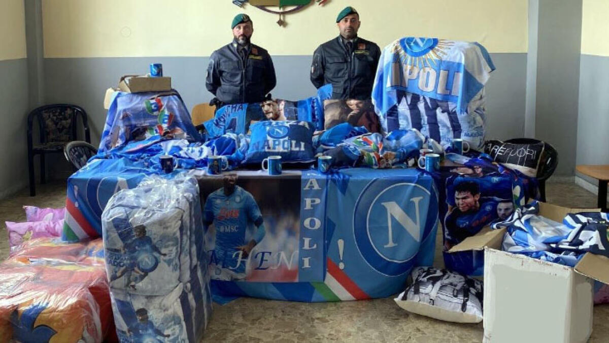 Maxi-contraffazione di materiale e striscioni per il Napoli: sono 55 i denunciati - 