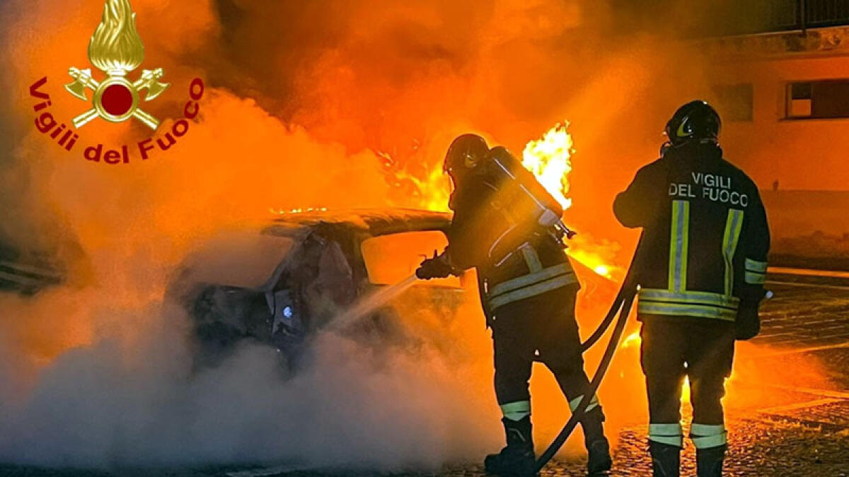 Auto data alle fiamme, notte di paura - 