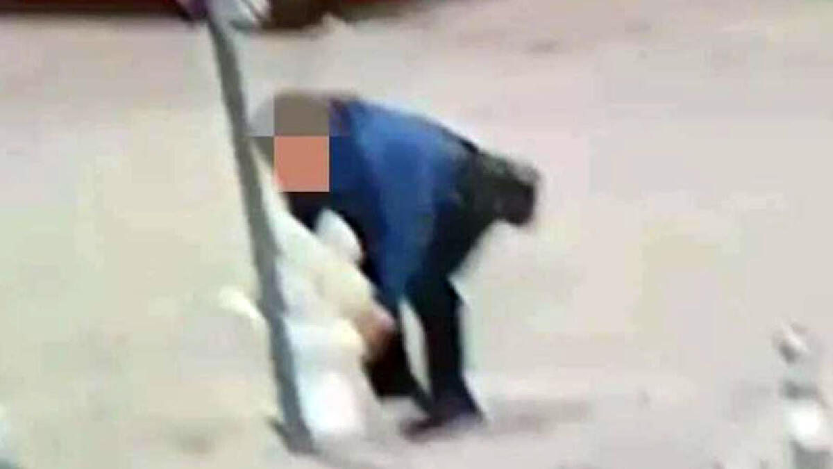 Abbandona water in strada, "tradito" della telecamere e dai social - 