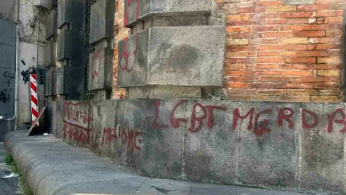 Scritte omofobe sul campanile della chiesa nei Paesi Vesuviani - 