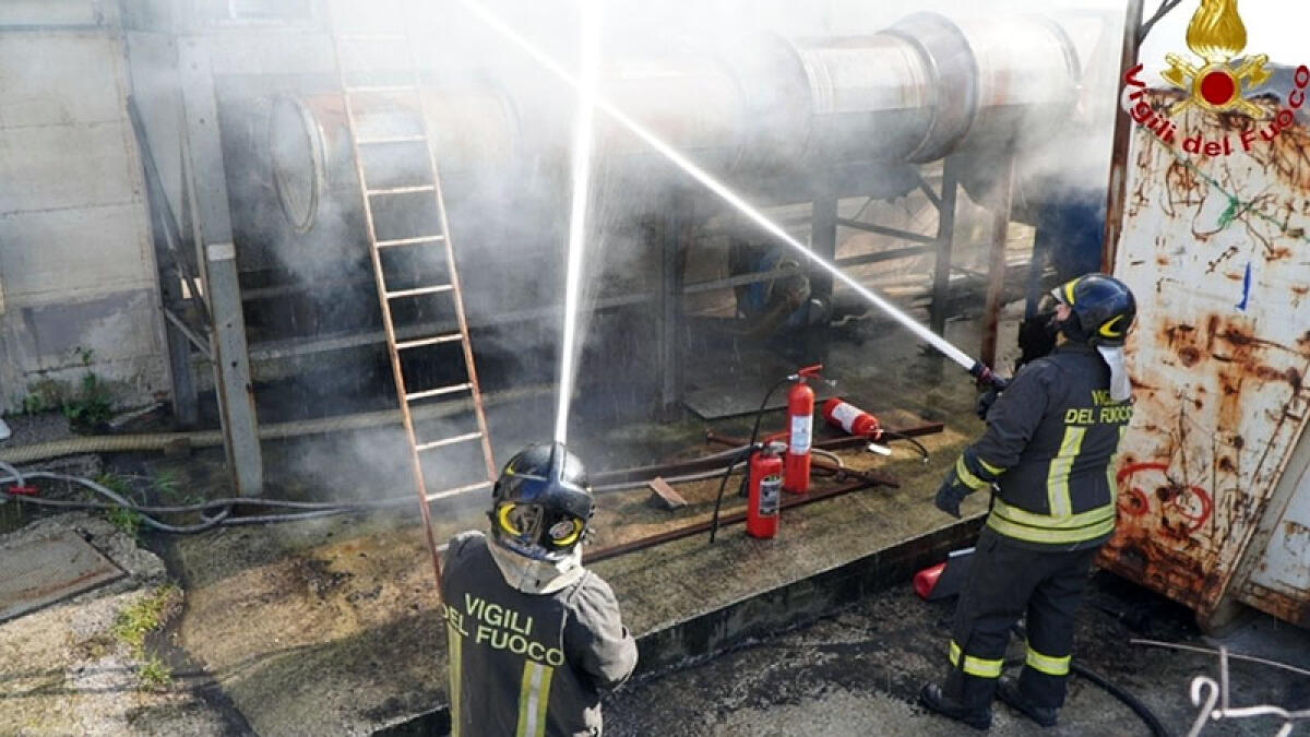 Azienda tessile in fiamme: ore per spegnere il rogo, è allarme ambientale - 