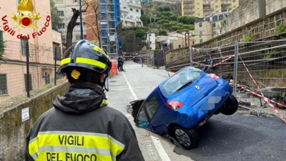Maltempo, voragine inghiotte auto con conducente all'interno - 