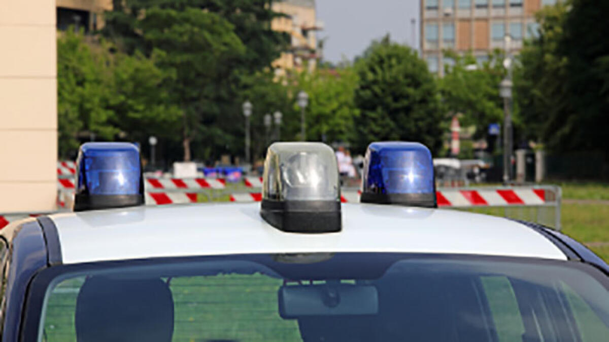 Con i figli minori tenta di investire l'ex moglie e il presunto nuovo compagno: orrore nei Paesi Vesuviani - 