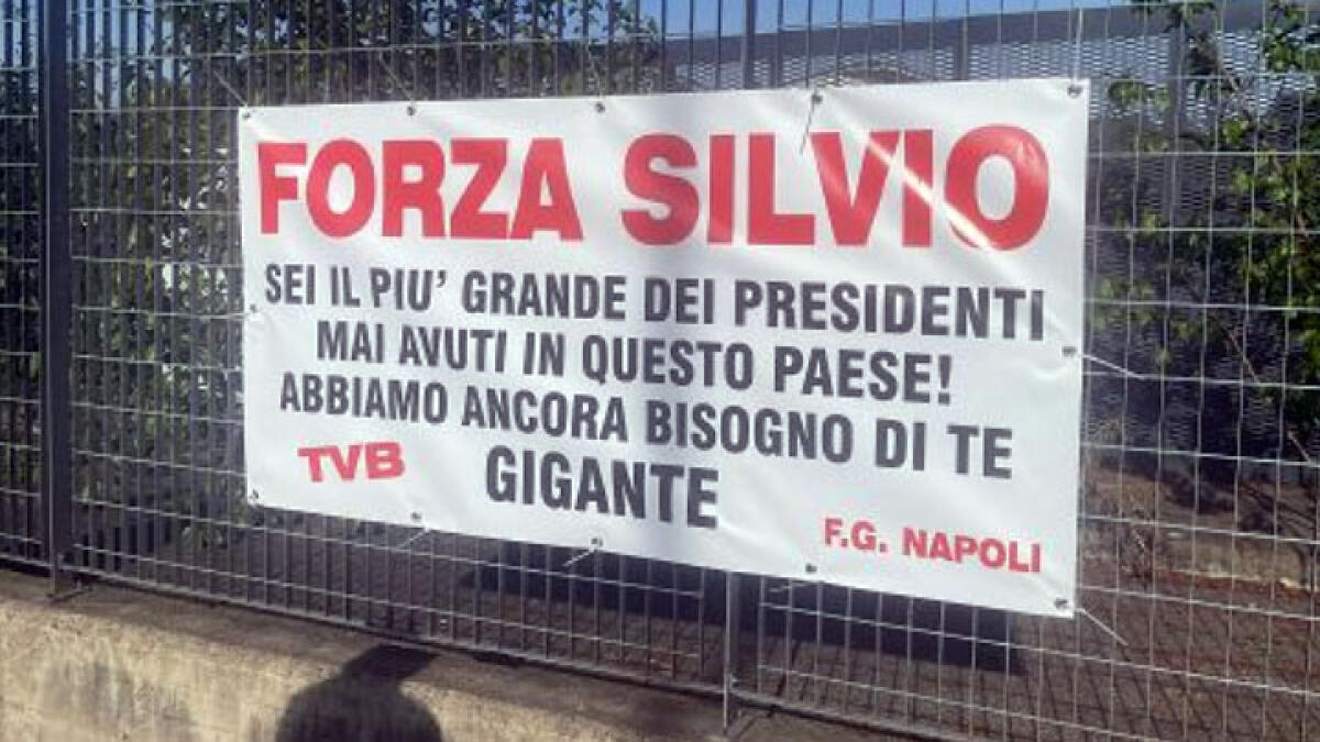 Da Napoli uno striscione davanti all'ospedale in cui è ricoverato Berlusconi - 