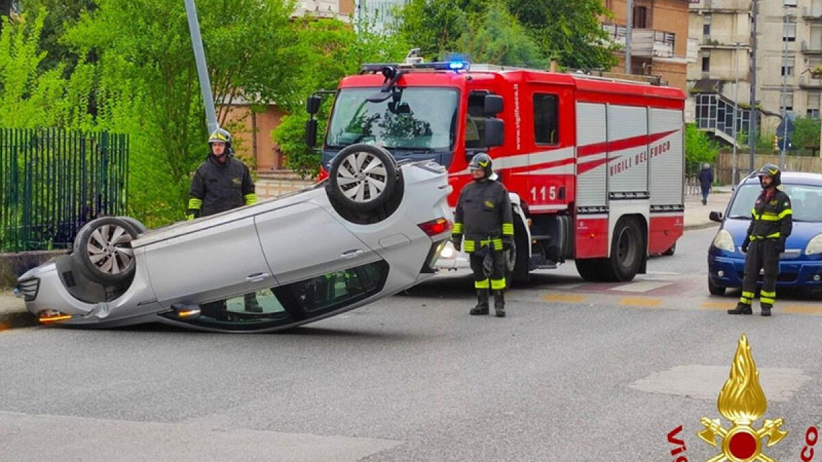 Si ribalta auto, conducente in ospedale - 