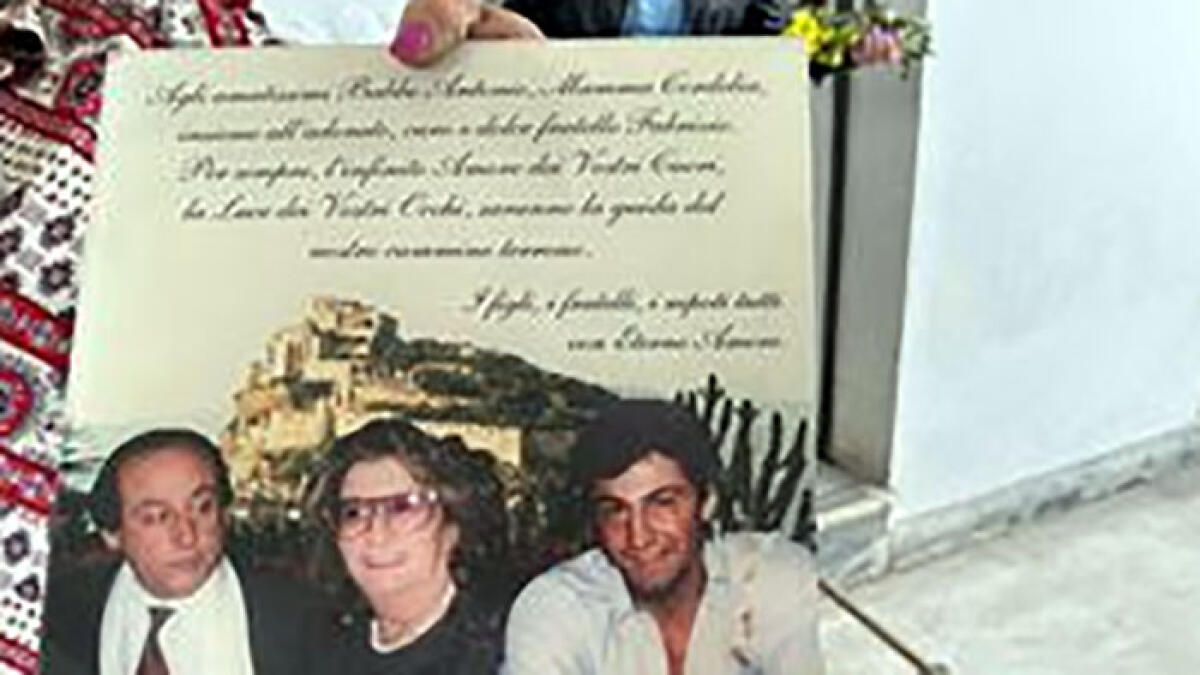 Tombe vandalizzate, foto dei defunti nella spazzatura - 