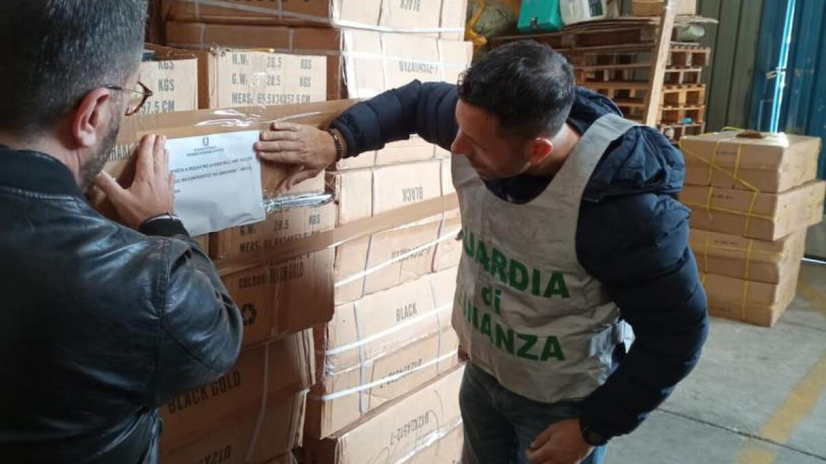 Scoperte oltre 55mila paia di scarpe contraffatte: carico enorme pronto a invadere la Campania - 