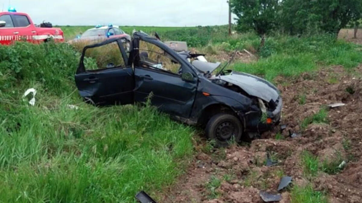 Auto sbatte contro un palo: due giovani morti sul colpo - 