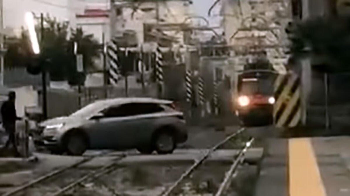 L'auto passa con le sbarre alzate, ma arriva il treno della Circumvesuviana - 